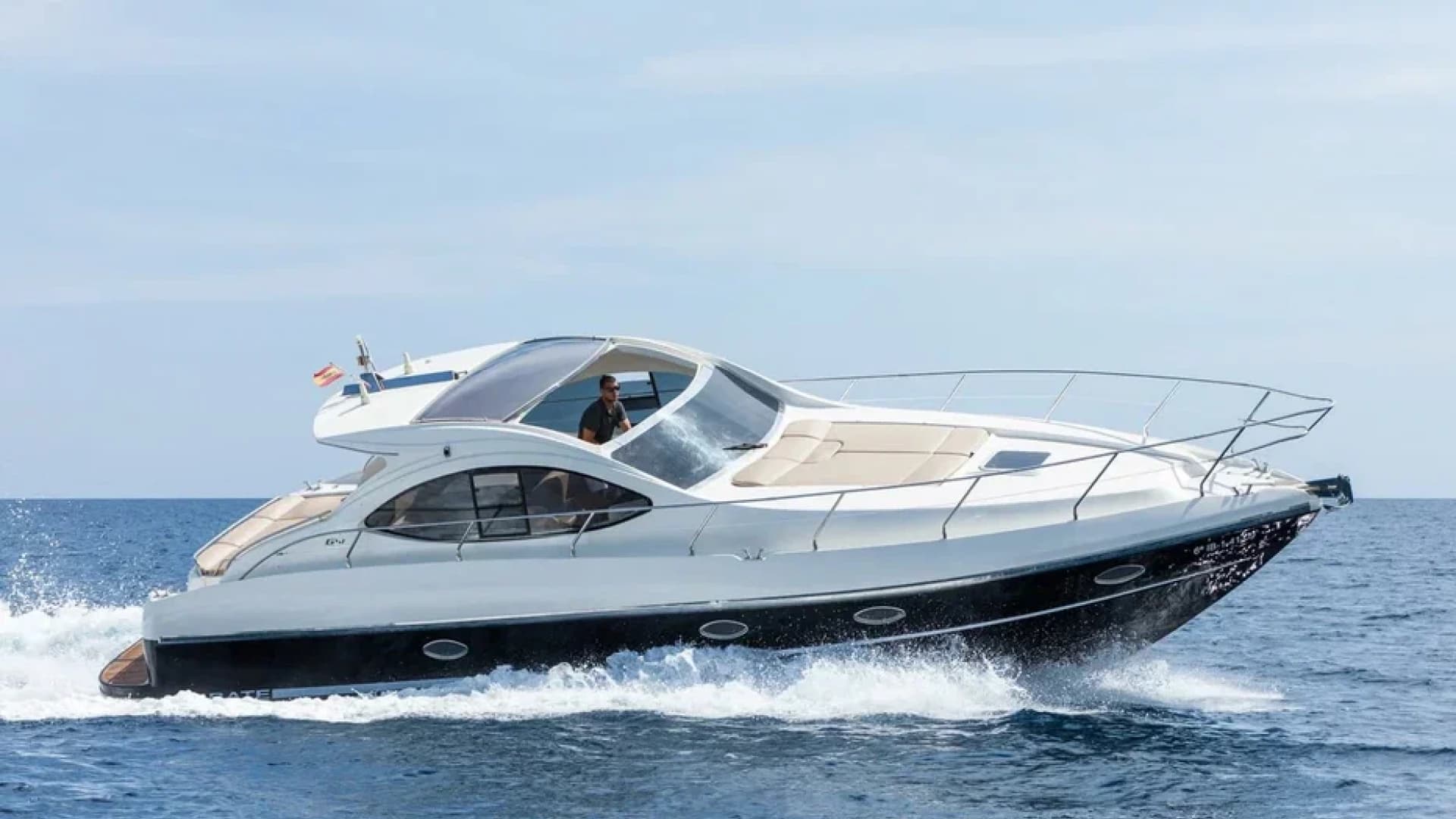 Аренда яхты Бруно с лежаками на корме. Имеретинский порт