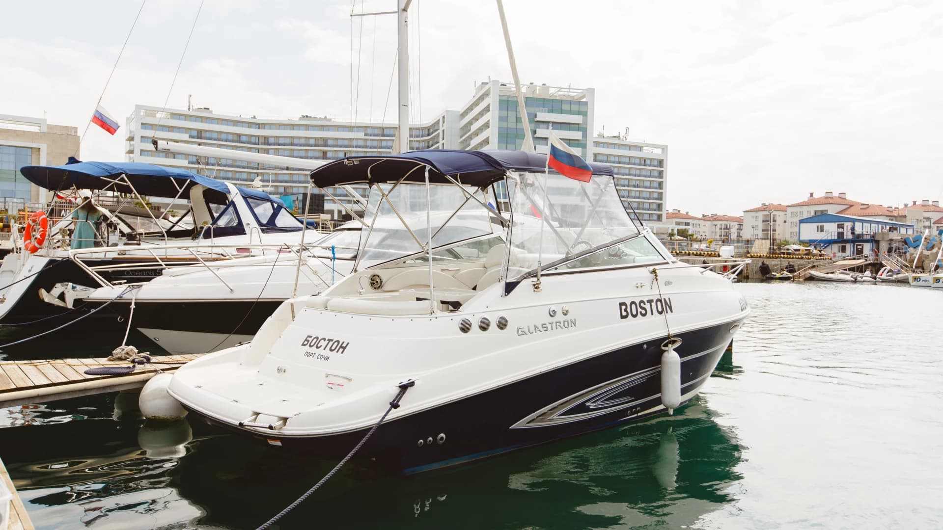 Аренда катера Бостон. Имеретинский порт