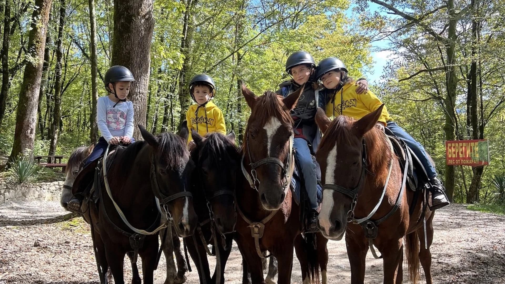 Прогулка на лошадях к Ахштырской пещере (2 часа)