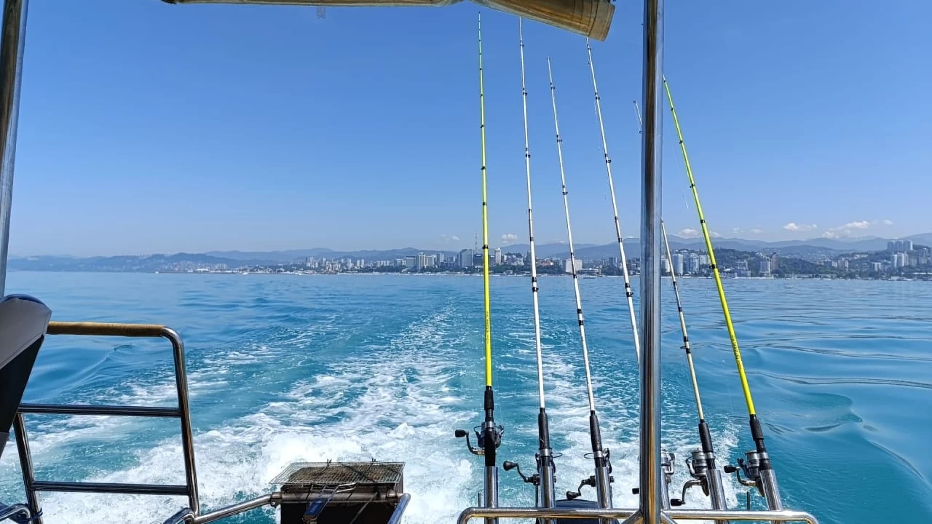 Морская рыбалка на катере в Сочи. Центральный порт (3 часа)