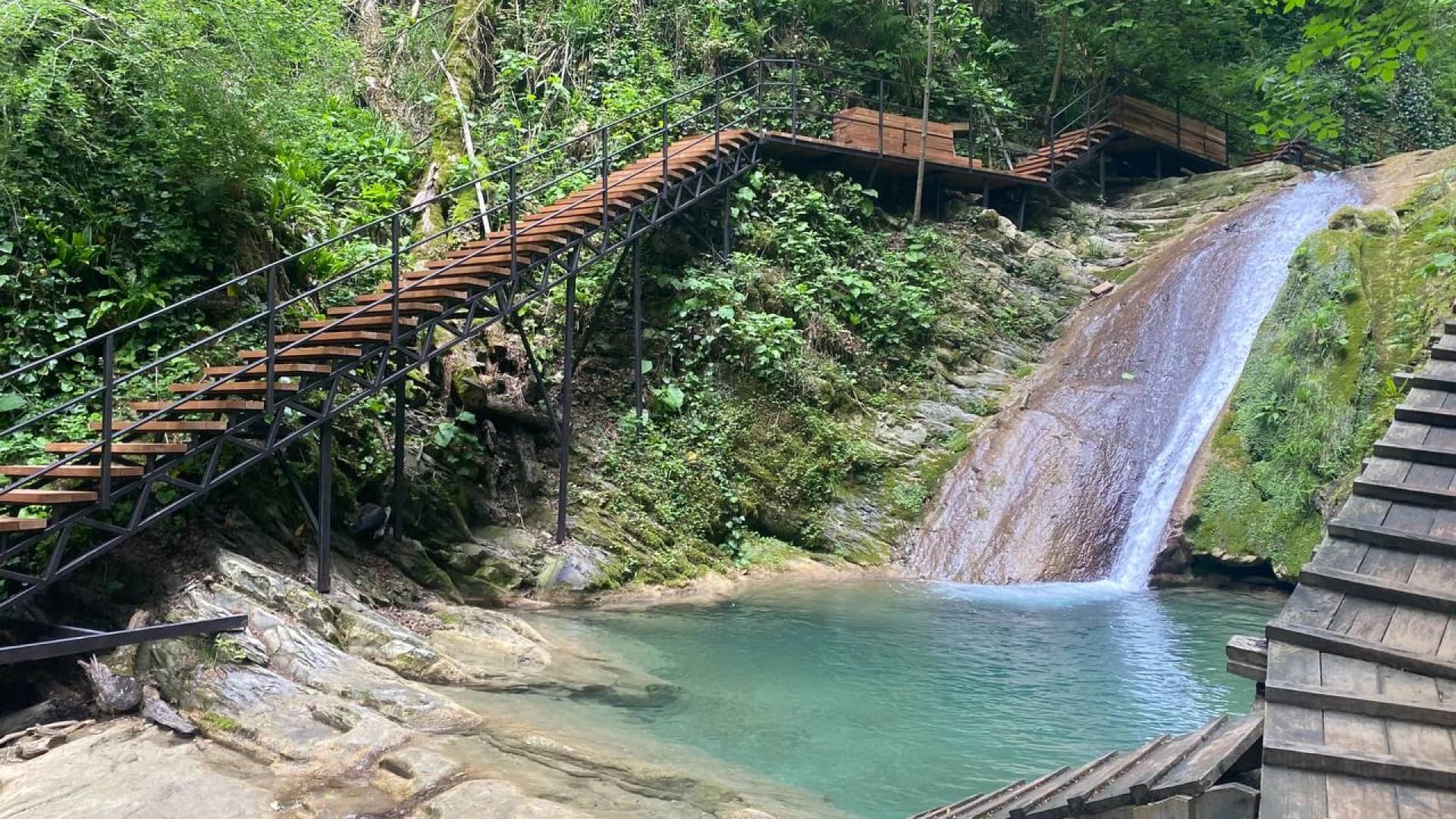 Индивидуальный тур: самый древний дольмен Кавказа, 33 водопада и экоферма