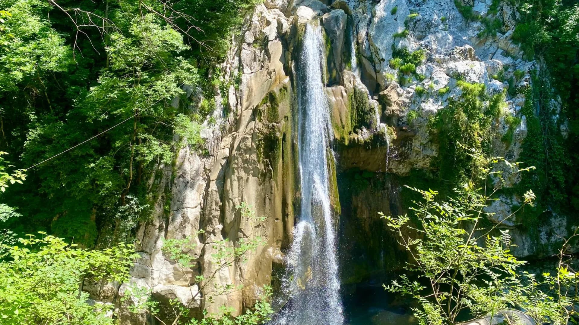 Агурское ущелье, Чёртова купель, Агурский водопад и Орлиные скалы Прометей