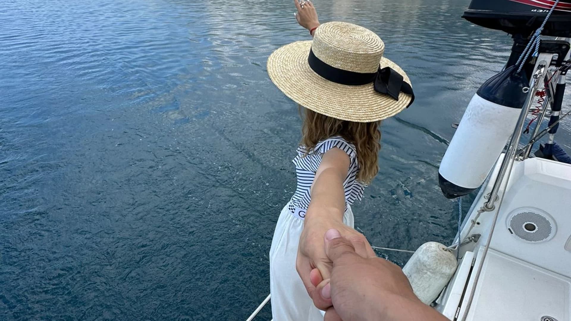 Почасовая аренда премиум-яхты Shadow. Имеретинский порт