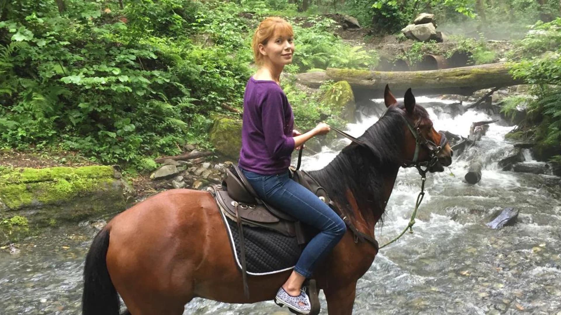 Прогулка верхом на лошади в окрестностях Красной Поляны